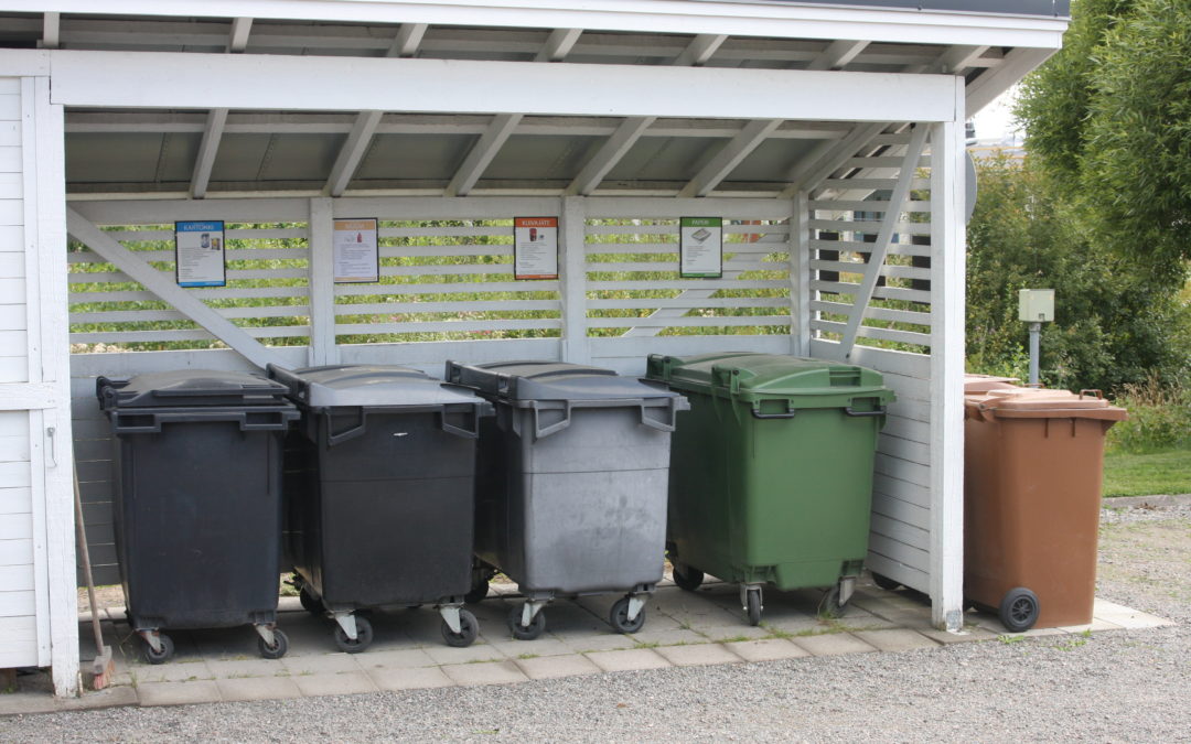 Taloyhtiön jätekatos, jossa useita erilaisia jäteastioita